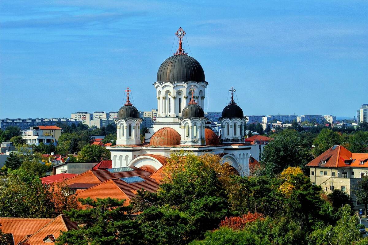 Осінь біля церкви