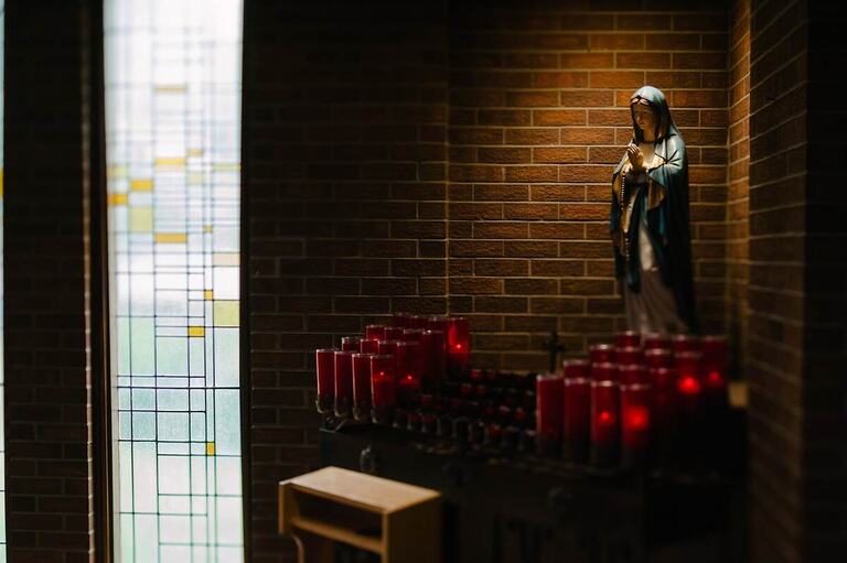 Світло свічок у храмі